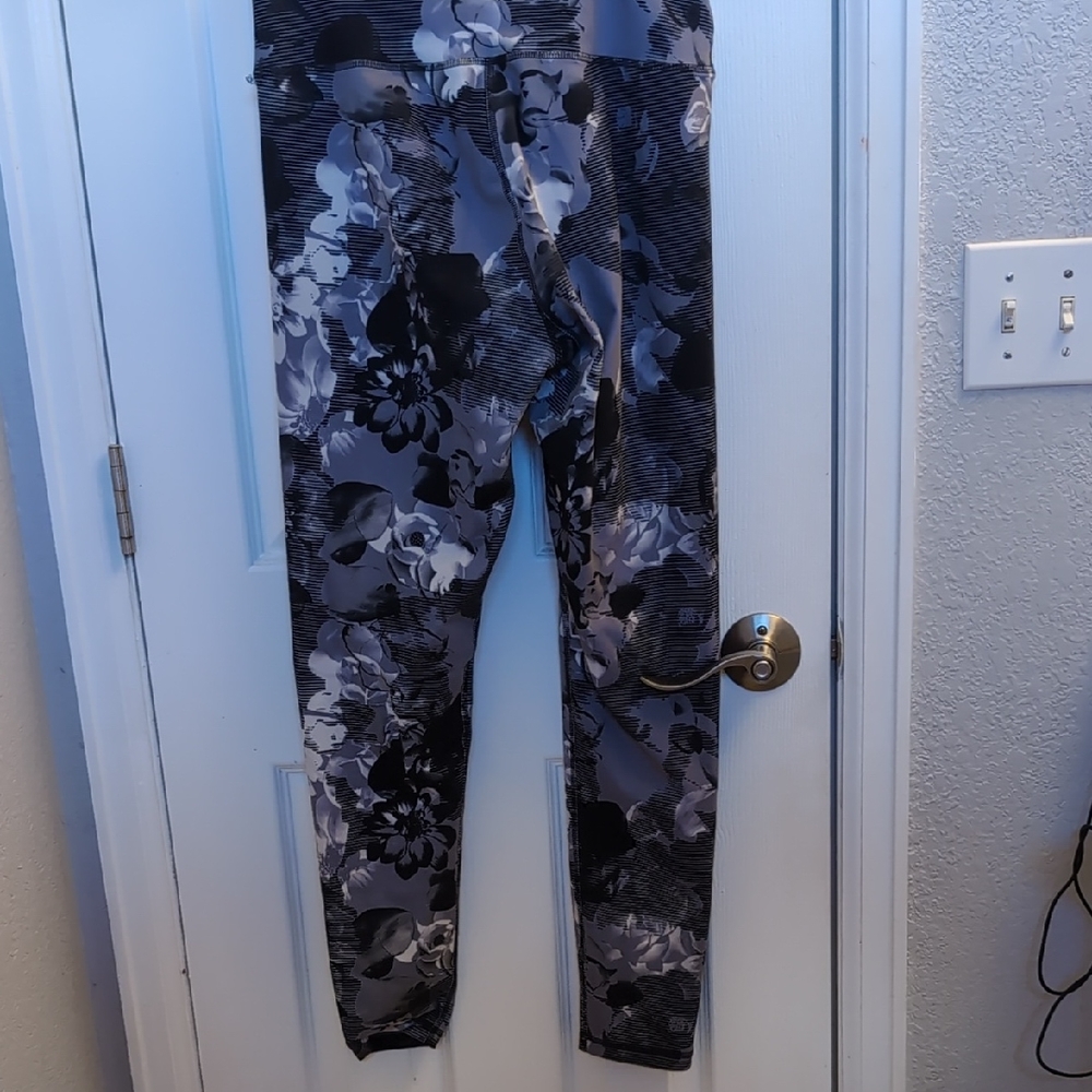 Balance Collection Size Large Black, Grey, and White Active Pants